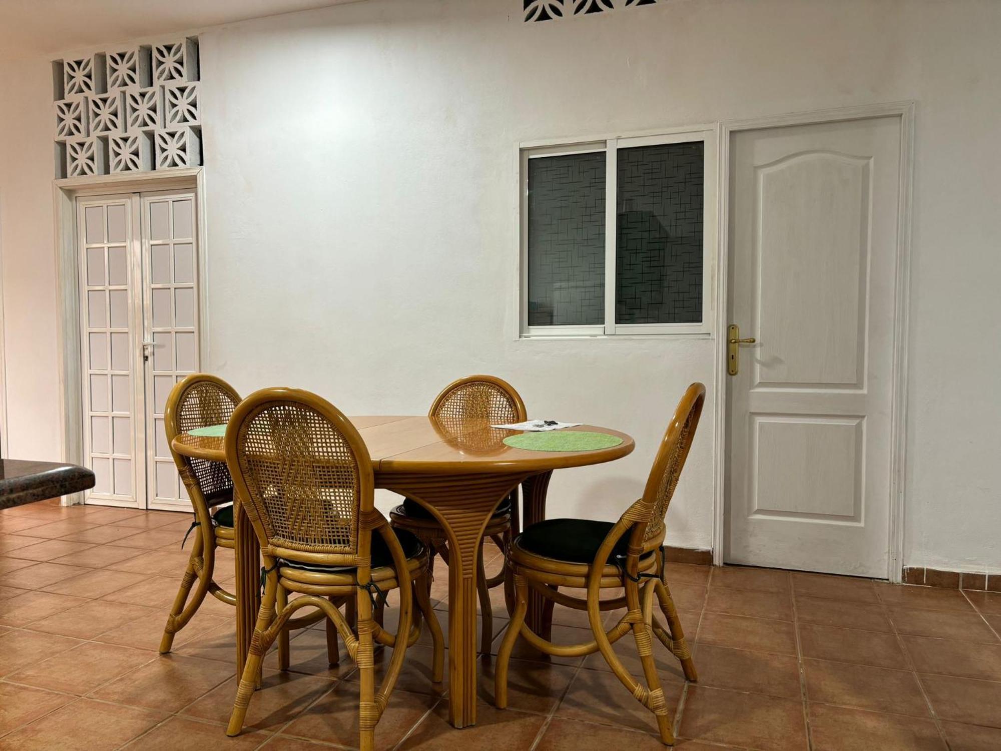 Habitacion Matrimonial En Un Bajo Bano Compartido Areas Compartidas Abades  Extérieur photo